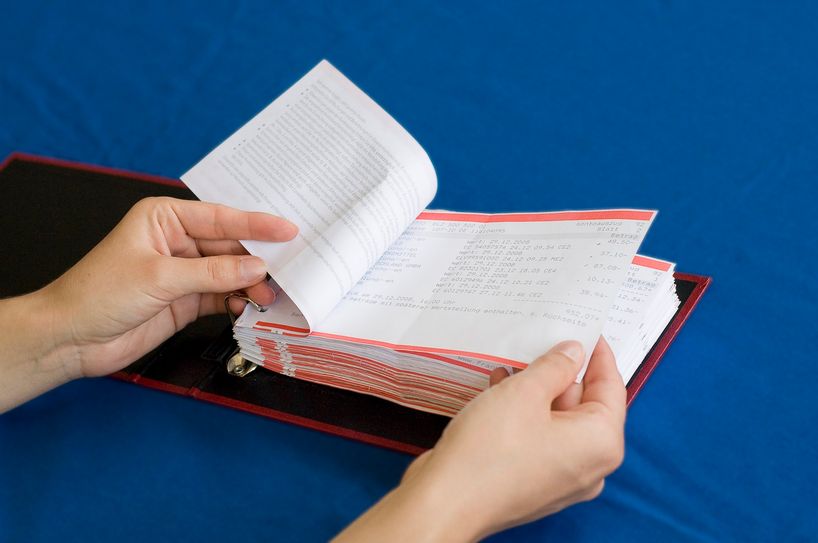 Weil der vermeintliche Partner vorgab, in einer finanziellen Notlage zu sein, überweis das 50-jährige Opfer nach und nach insgesamt 200 000 Euro an den Betrüger.