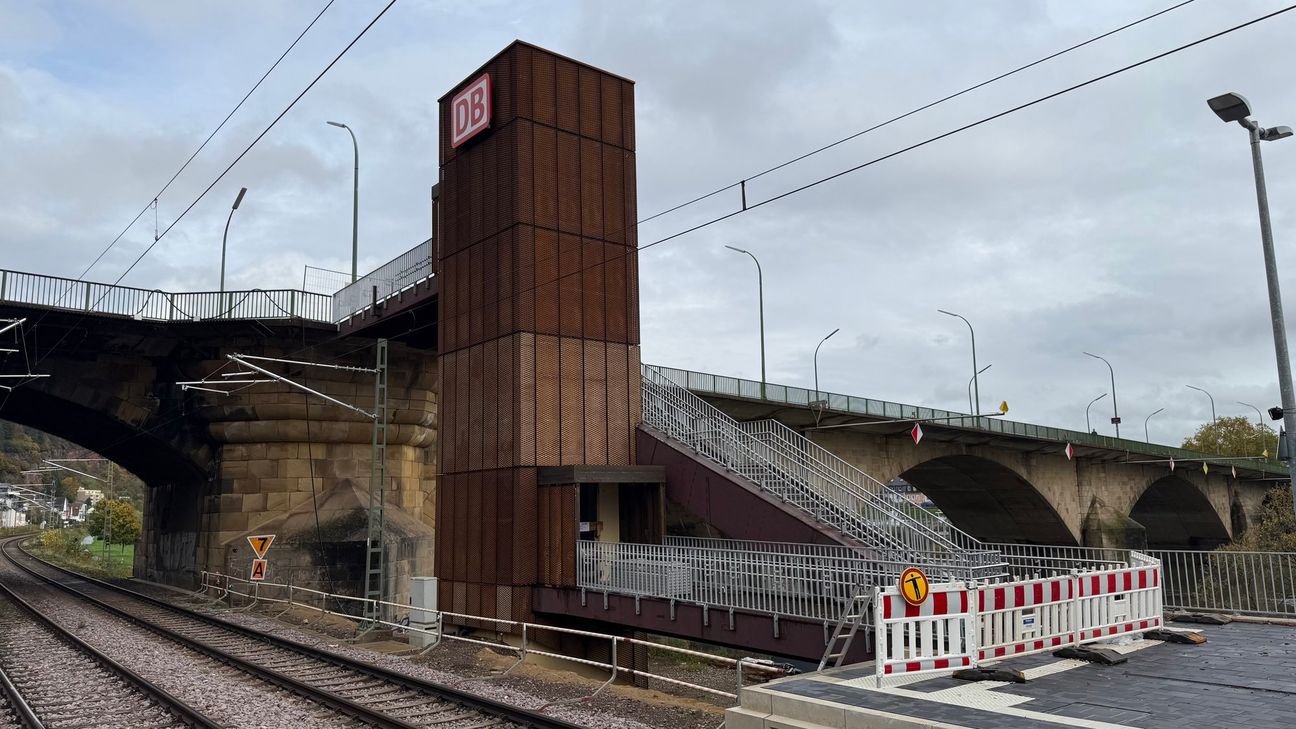 Einer der beiden Aufzugstürme