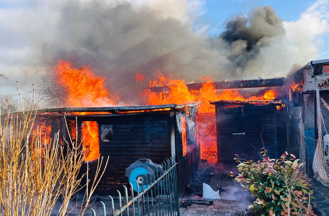 Anwohner hatten das Feuer im Gartenhaus gemeldet. Als die Helfer eintrafen, hatten die Flammen bereits auf Nachbargeäude übergegriffen.