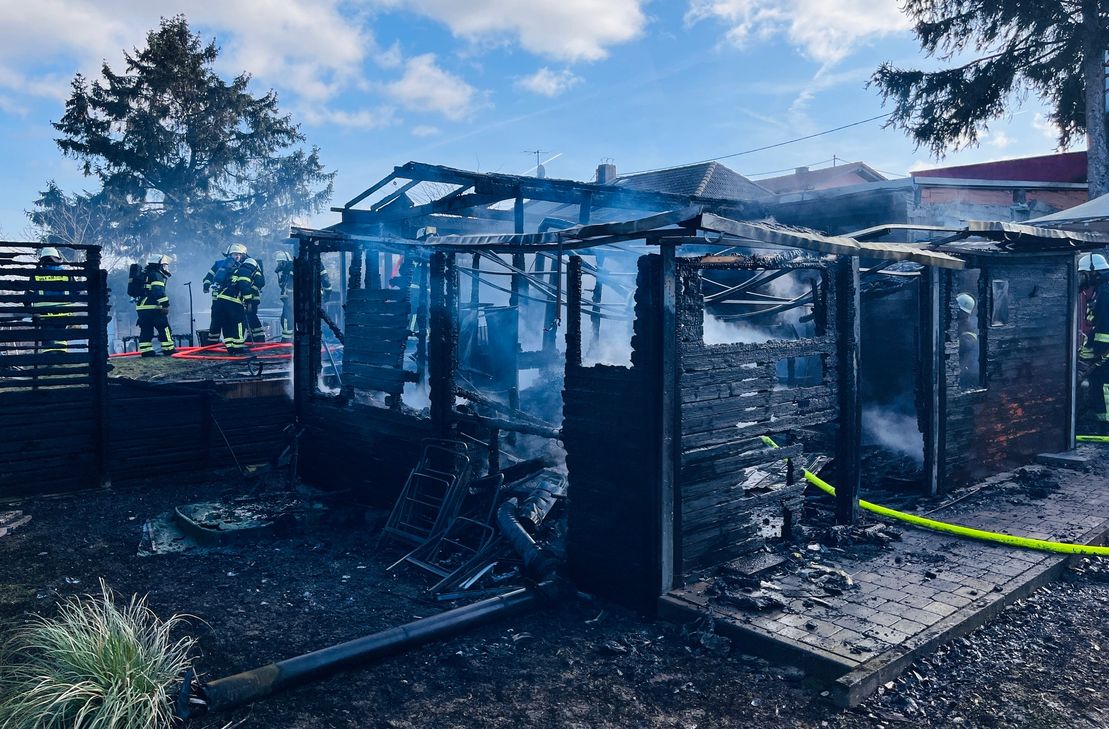 Die Polizei hat die Ermittlungen zur Brandursache aufgenommen.