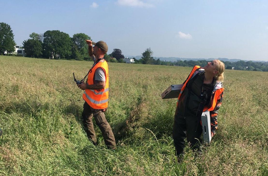 Das Drohnenteam der Kreisjägerschaft ist derzeit viel unterwegs, um Rehkitze und andere Jungtiere zu orten und in Sicherheit zu bringen, ehe die Landwirte mit der Grasmahd beginnen. Die notwendige Zusammenarbeit funktioniert in der Eifel dabei gut.