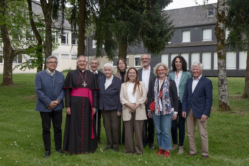 Gäste aus Politik, Kirche und Gesellschaft gratulieren dem Team des Jugendhilfezentrums Haus auf dem Wehrborn. V. l. n. r.: Michael Fujishige, Pädagogischer Leiter Haus auf dem Wehrborn, Weihbischof em. Franz Josef Gebert; Prof. em. Dr. Heribert Niederschlag SAC; Schwester M. Basina Kloos, St. Lukas Verein Vallendar; Ulrike Schnell, Geschäftsführerin cusanus trägergesellschaft trier mbH; Heike Marxen, Einrichtungsleiterin Haus auf dem Wehrborn; Prof. em. Dr. Martin Lörsch, Stellvertretender Vorsitzender des Vorstandes der Hildegard Stiftung; Angela Speis, Religionspädagogin Pallotti-Haus Neunkirchen; Agnes Schaadt-Lentes, pensionierte Schulleiterin der Pallotti-Schule Neunkirchen; Herbert Heuel, Pallotti-Haus Neunkirchen.