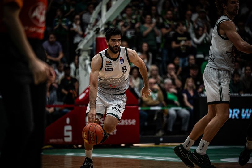 Behnam Yakchali mit der Nummer 8 bei den Moselstädtern.