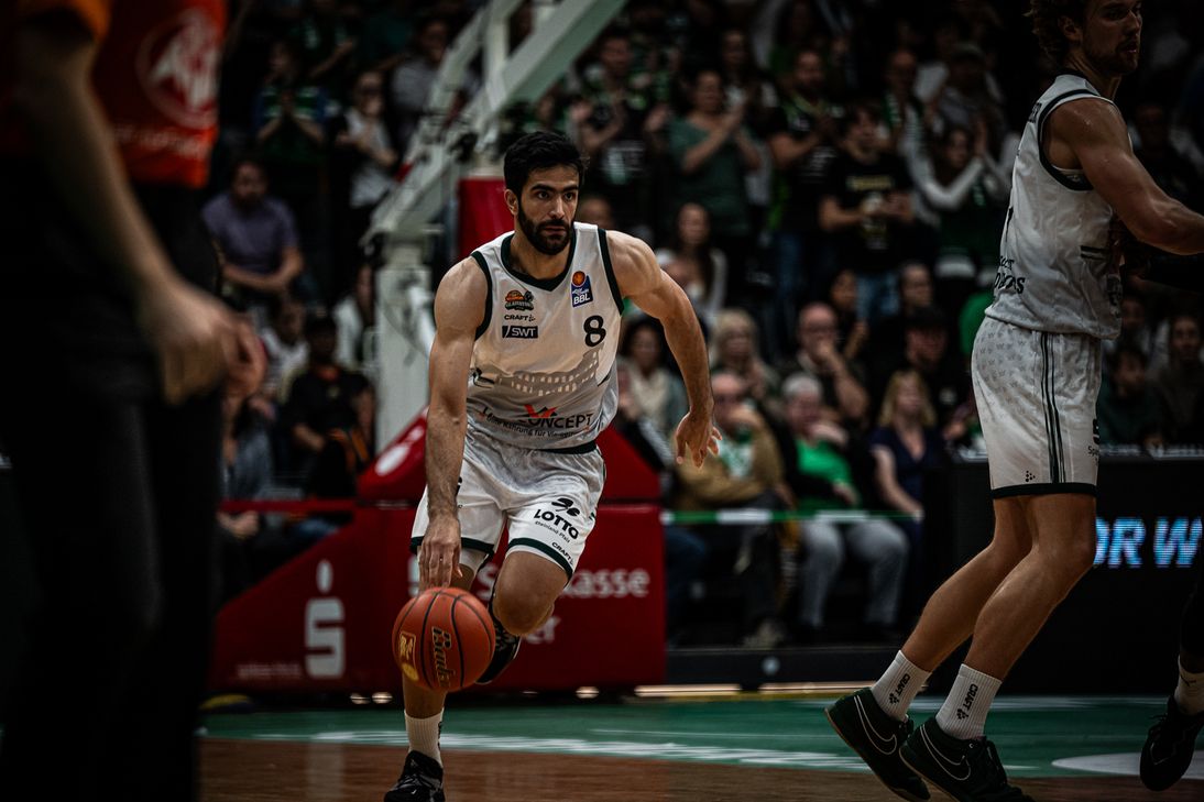 Behnam Yakchali mit der Nummer 8 bei den Moselstädtern.