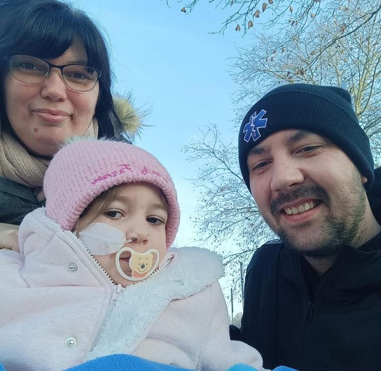 Ella (3) aus Binsfeld mit ihren Eltern: Die Familie steht seit der Krebsdiagnose ihrer Tochter vor einer schweren Ausnahmesituation und hofft auf Unterstützung.