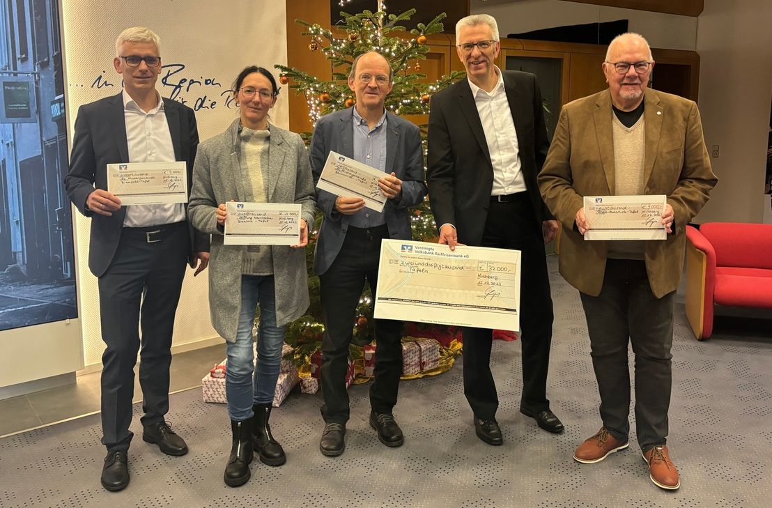 Von links: Marco Trapp, Stiftungsvorstand Regionalstiftung Hunsrück Nahe, Tanja Schweizer, Stiftung kreuznacher Diakonie (Tafel Idar-Oberstein), Burkhard Zill, Evangelische Kirchengemeinde Baumholder für die Tafel Baumholder, Eric Gregori, Stiftungsvorstand Regionalstiftung Hunsrück Nahe, und Herbert Heimes, Tafel Rhein-Hunsrück e.V.