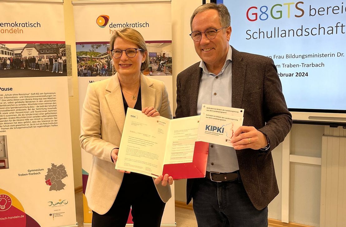 Bei der Übergabe des Förderbescheides: Bildungsministerin Dr. Stefanie Hubig mit Landrat Gregor Eibes.