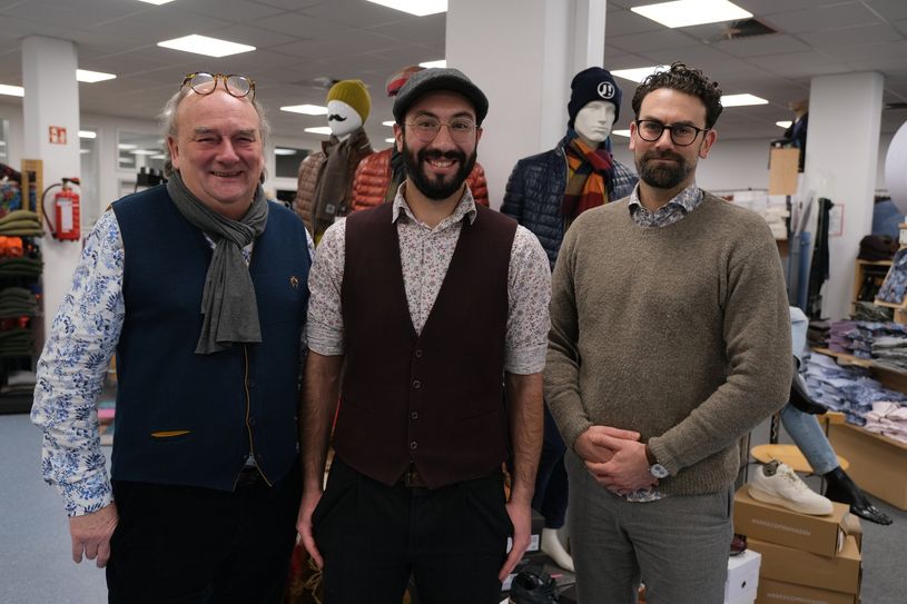 Contempi-Inhaber Hans-Dieter Schraps (links) und Ausbilder Daniel Schraps (rechts) freuen sich über ihren Top-Verkäufer Ralf Fischer (Mitte).