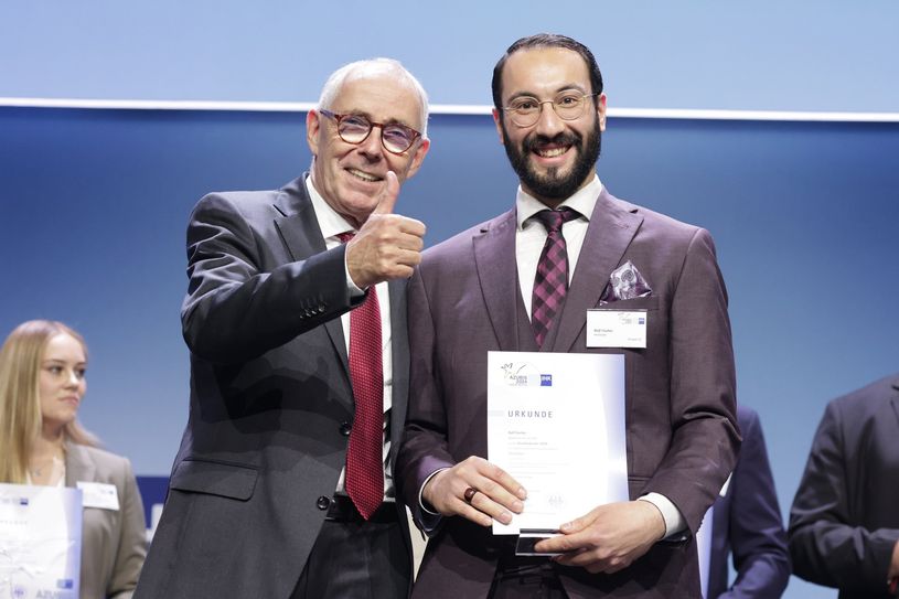 Ralf Fischer erreichte als Bundesbester in seinen Prüfungen unschlagbare 100 Punkte. DIHK-Präsident Peter Adrian gratulierte.