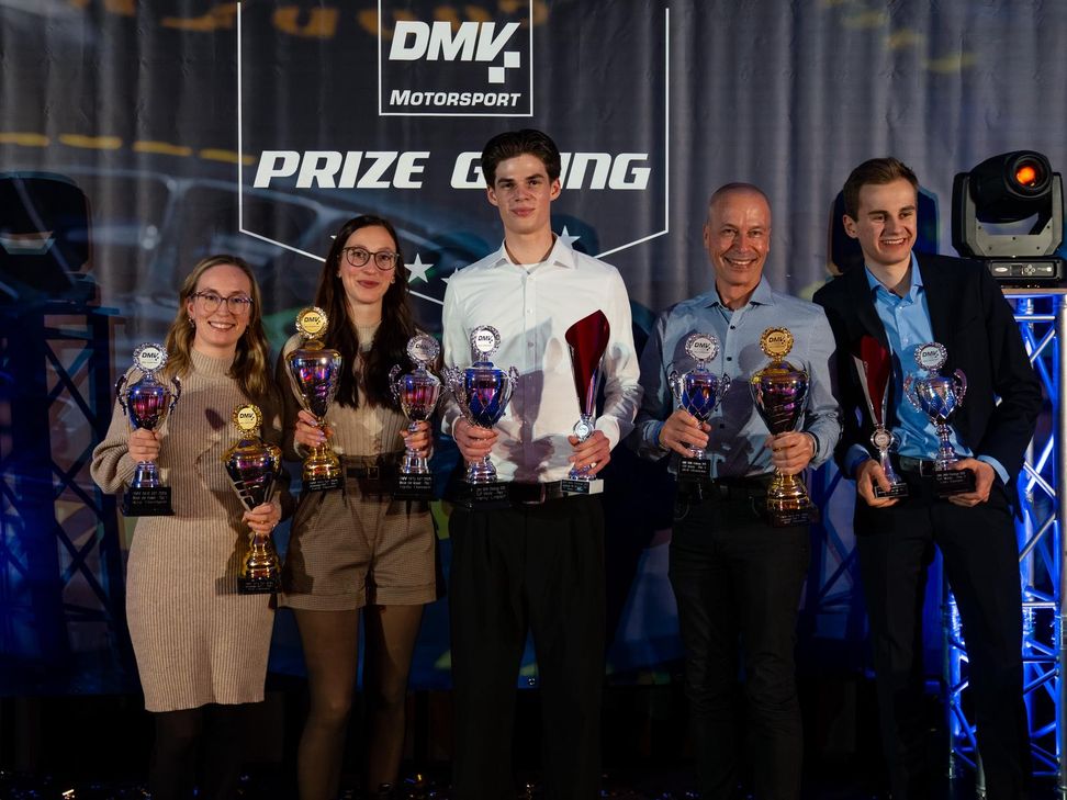 Für seine Erfolge in der BMW-Challenge wurde Henry Lindloff (mitte) im Rahmen der Meisterfeier in Suhl geehrt.