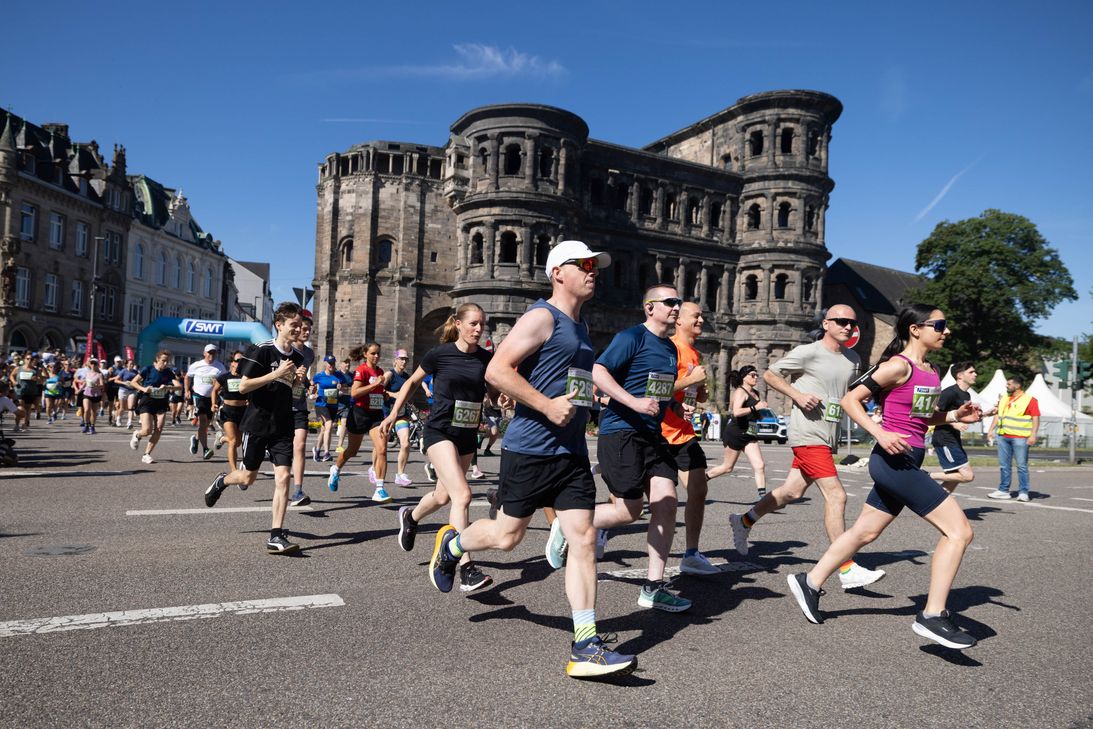Für die Läufer geht es an der Porta Nigra vorbei.