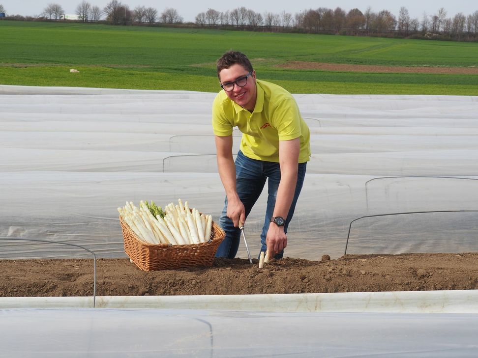 Jan Adams vom gleichnamigen Hofladen aus Polch mit den begehrten weißen Stangen.