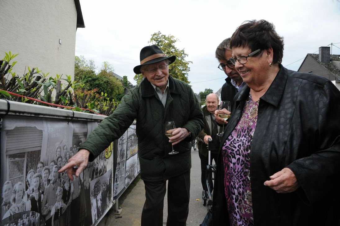 Longuicher wie Bruno Schmitt (l.) und Marga Mertes (r.) schauten sich die Fotos von der Brückenweihe 1949 in Longuich genau an. Denn sie kennen einige der darauf zu sehenden Bürger. Im Hintergrund Helmut Mertes. Foto: Schmieder