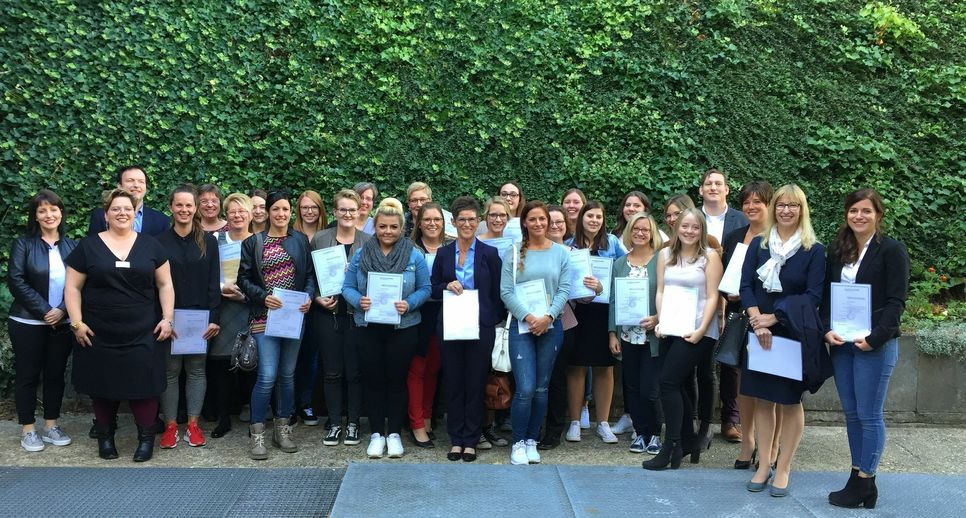Insgesamt 26 Absolventen schlossen kürzlich die Weiterbidung zum »Praxisanleiter in den Pflegeberufen« in Daun ab. Foto: privat