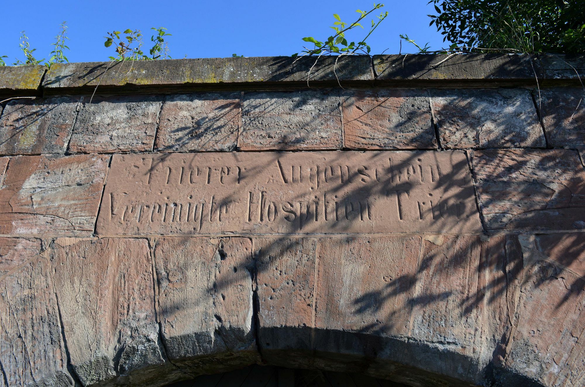 Der Augenscheiner unter den roten Felsen besitzt ein Portal mit Inschrift. Foto: Neumann