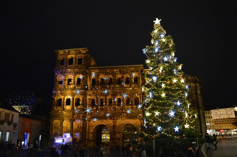 Nach dem großen Erfolg des Sterntaler Weihnachtsfestes im Brunnenhof im Jahr 2016 lädt die Kulturkarawane auch dieses Jahr wieder zum entspannten Weihnachtsflanieren in den historischen Gemäuern direkt an der Porta Nigra ein.