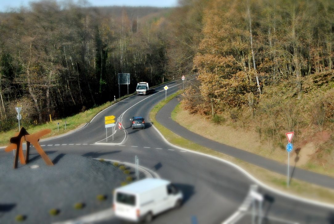 Vom Kreisverkehr aus in Richtung Krematorium muss die B 477 für die Dauer von voraussichtlich drei Wochen voll gesperrt werden. Foto: R. Hollermann/pp