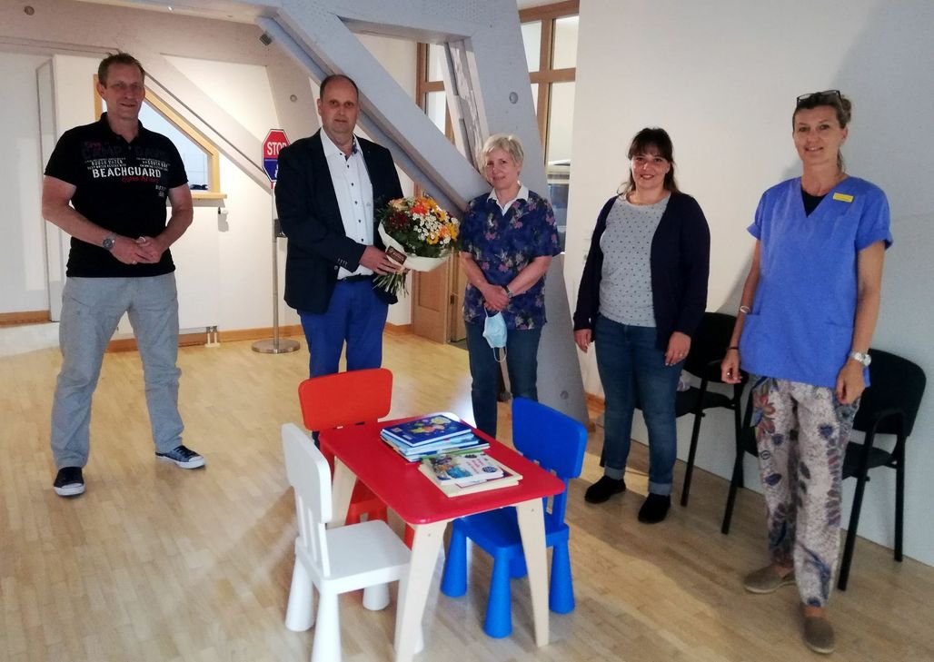 VG-Bürgermeister Maximilian Mumm (links) und Stadtbeigeordneter Michael Büchel-Schwab heißen das Praxisteam in Münstermaifeld willkommen: die Kinderärztin Dr. Elisabeth Siegmund (3. von rechts), Beate Augst und Eva Hoffmann.