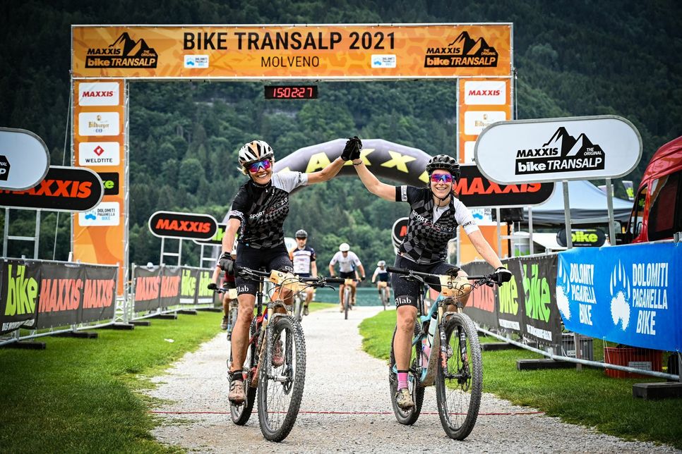 Daniela Schütt hat mit ihrer Teamkollegin Nadja Klag die Transalp auf dem Mountainbike gemeistert. Fotos: Privat
