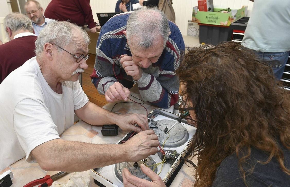 Wertschätzen und reparieren statt wegwerfen: Für unserer Großeltern war das ganz normal. Dazu gehören aber natürlich auch grundlegende Fähigkeiten, die heute nicht mehr jeder hat. Gut,  dass Ältere ihr Know-how im "Repair Café" zur Verfügung stellen. Foto: Imago Images / Becker&Bredel