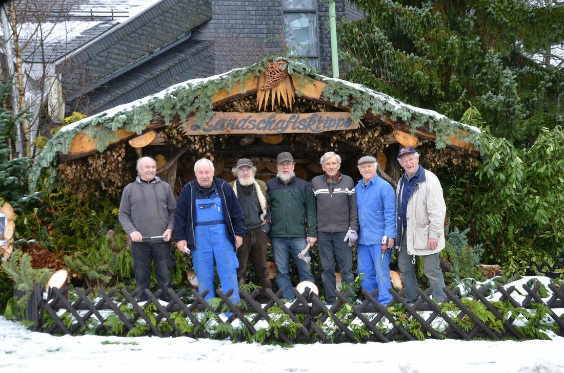 Der »singende Hirte«, Reiner Jakobs (vorne), und seine Helferschar haben wieder eine einzigartige Landschaftskrippe in die Höfener Pfarrkirche gezaubert. Bis zum 26. Januar musiziert er dort und sammelt Spenden für krebskranke Kinder. Foto: T. Förster