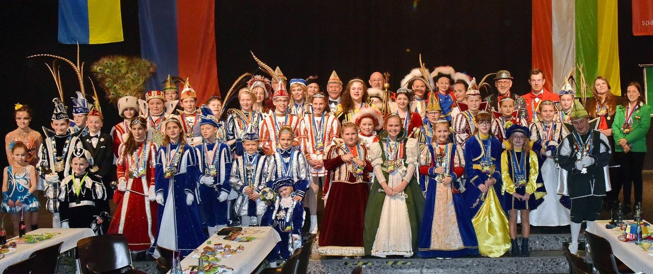 24 junge närrische Tollitäten aus der StädteRegion Aachen und zwei weitere aus den Niederlanden waren der Einladung von Städteregionsrat Helmut Etschenberg zum großen Empfang der StädteRegion nach Baesweiler gefolgt. Das prächtige Bild ist einmalig in der Region.