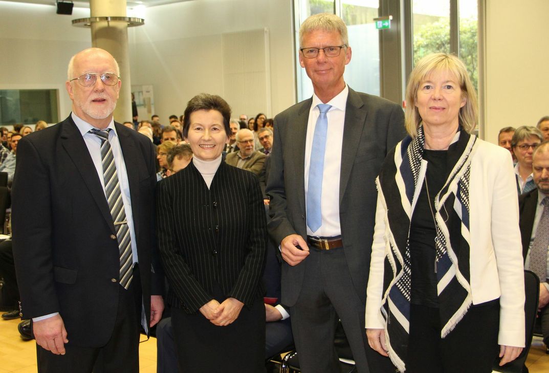Jürgen Kentenich (ehemaliger Leiter des Finanzamts Trier), Brigitte Bollinger-Wechsler (Präsidentin des Landesamtes für Steuern); Michael Spira (neuer Leiter des Finanzamts) und Doris Ahnen (Ministerin der Finanzen, Rheinland-Pfalz). Foto: FF