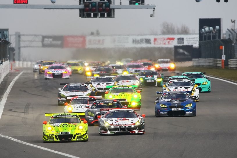 Der Wochenspiegel-Ferrari 488 GT3 lag vom Start weg lange auf Platz 2. Foto: H.Elis/RACEPIX.eu