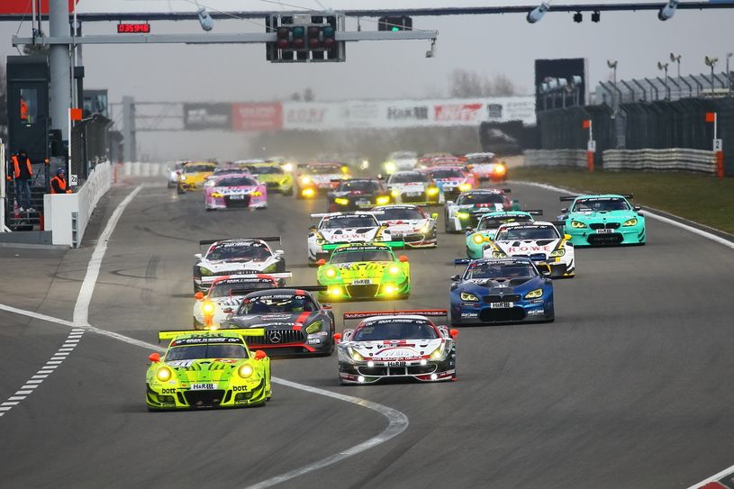 Der Wochenspiegel-Ferrari 488 GT3 lag vom Start weg lange auf Platz 2. Foto: H.Elis/RACEPIX.eu