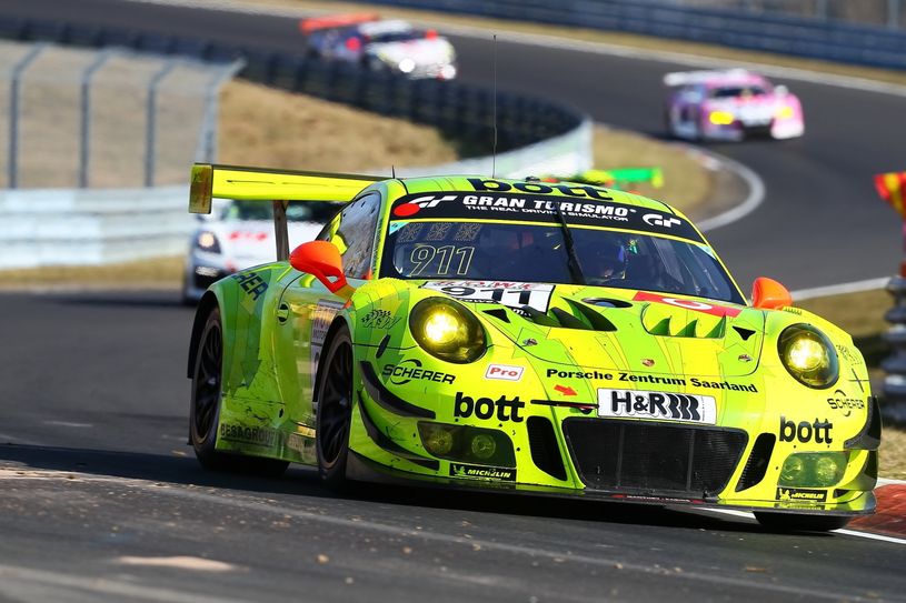 Mit dem Porsche 911 GT3 R startete Manthey-Racing die neue VLN-Saison wie im vergangenen Jahr: mit einem Sieg. Der Wochenspiegel-Ferrari 488 GT3 lag vom Start weg lange auf Platz 2. Foto: H.Elis/RACEPIX.eu