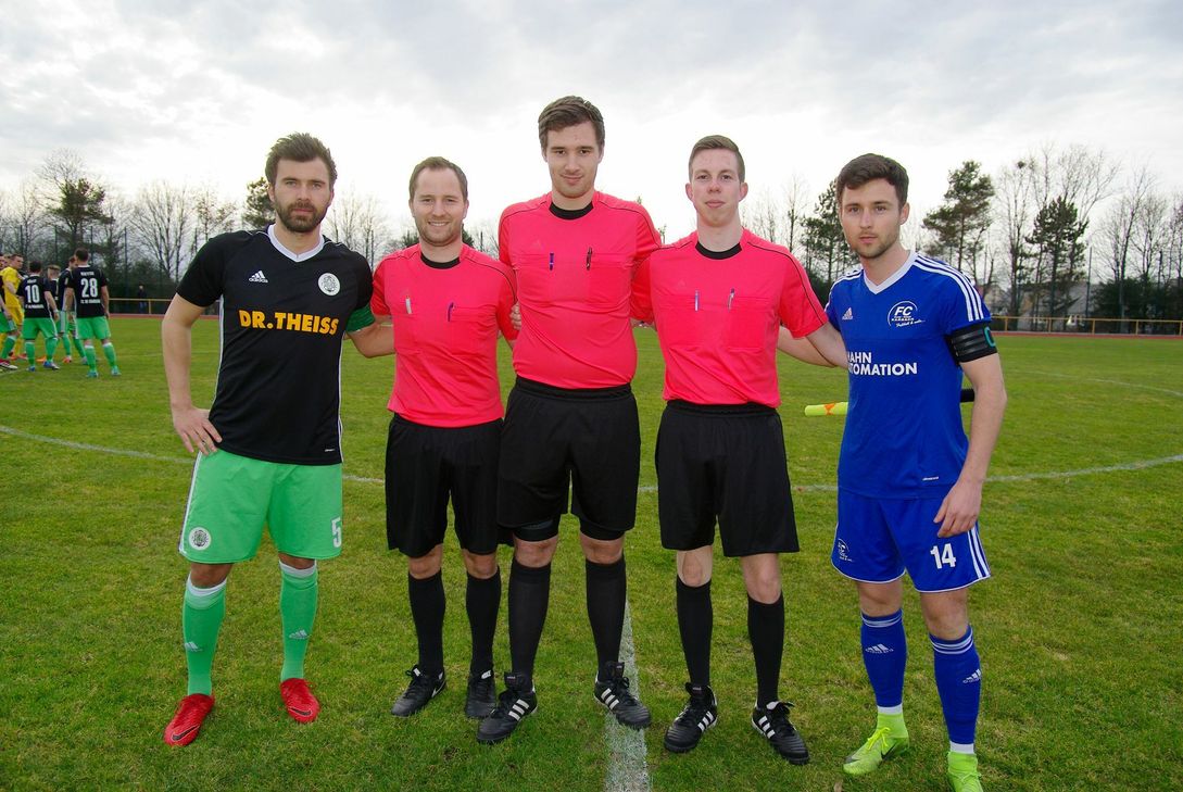 Vor dem Anpfiff in Emmelshausen stellten sich das Schiedsrichtergespann mit den Kapitänen Christian Telch (Homburg, li.) und Johannes Göderz unserem Fotografen. (Foto: Arno Boes)