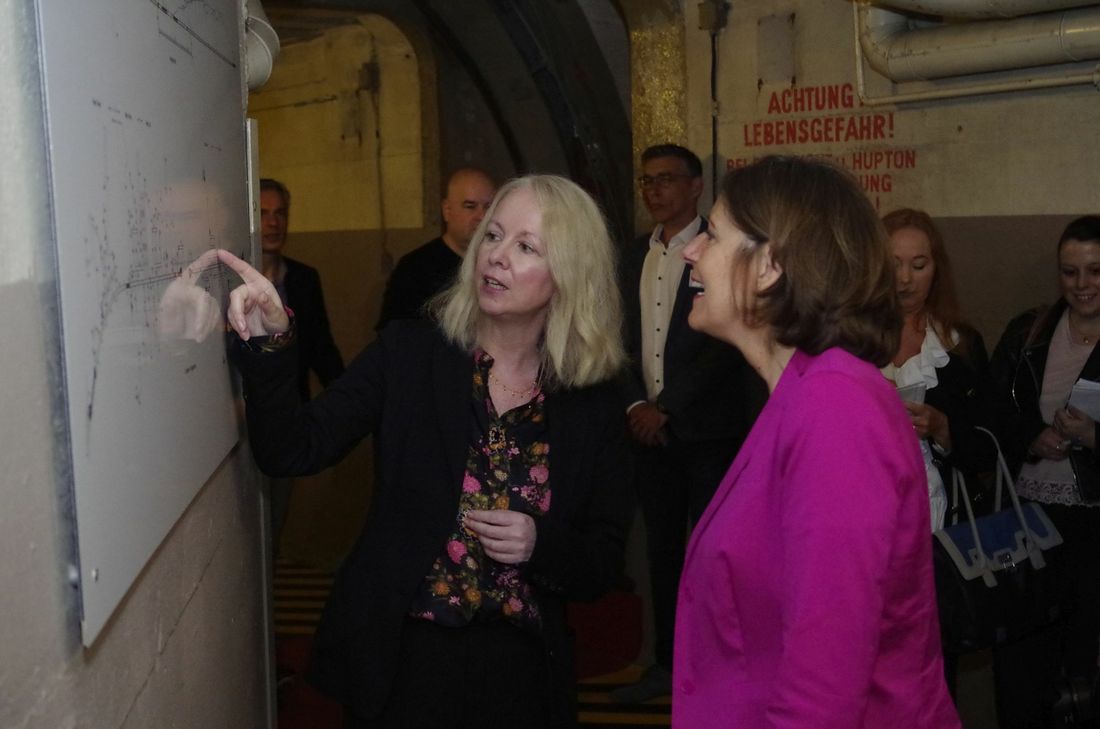 Heike Hollunder (l.)  zeigt Malu Dreyer am Plan die Dimension der Anlage. Foto: Mager