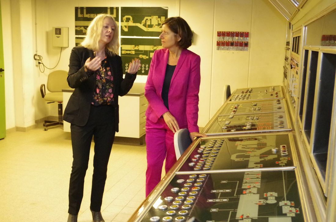 Heike Hollunder (l.) erklärt Malu Dreyer die Steuerunganlage. Foto: Mager