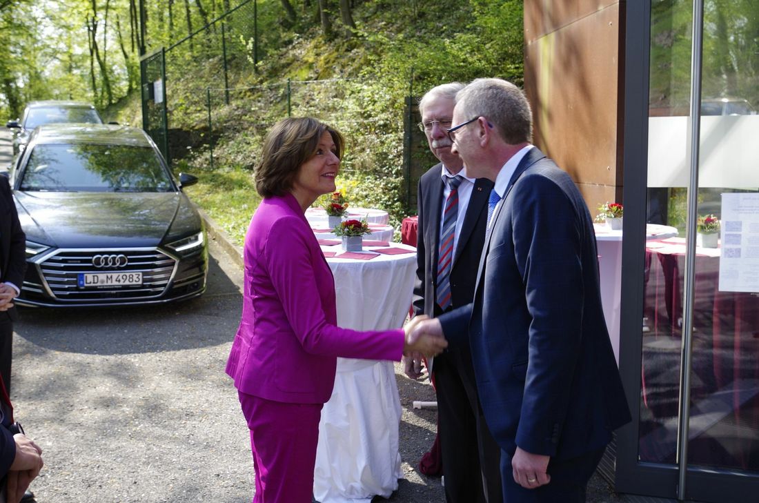 Dr. Wilbert Herschbach (M.) und Guido Orthen begrüßen Malu Dreyer. Foto: Mager