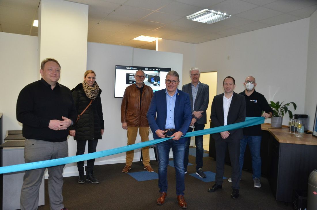 Im Beisein von Vertretern des Simmerather Gewerbes nahmen Tobias Kollewe (Geschäftsführer Cowork AG, l.) und Bürgermeister Bernd Goffart das Coworking Space in der Robert-Koch-Straße in Betrieb. Foto: T. Förster