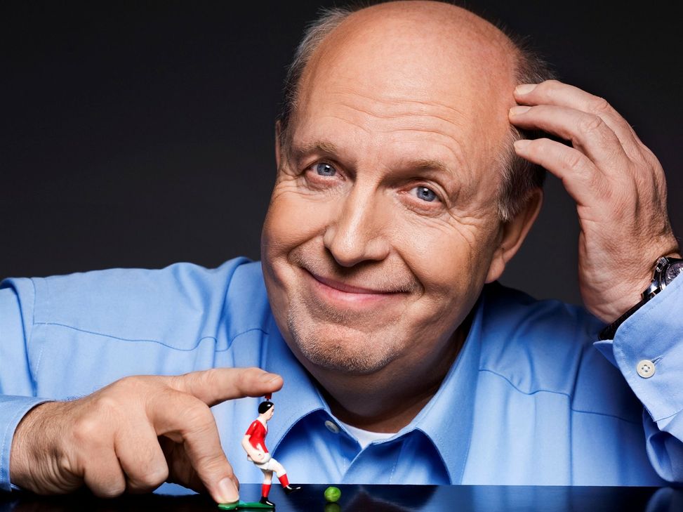 Reiner »Calli« Calmund ist vielen Menschen in ganz Deutschland als Fußballexperte -  weit über »seinen« Verein TSV Bayer 04 Leverkusen hinaus- ein Begriff.  Auch durch Auftritte in Talkshows oder TV-Sendungen wie »Kocharena« oder »Grill den Henssler« erreichte er bundesweite Aufmerksamkeit.