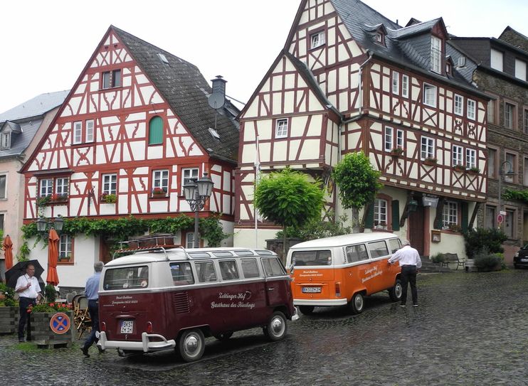 Am Marktplatz wird einmal im Jahr die Moseloperette „Zeltinger Himmelreich“ von Laienschauspielern aufgeführt.