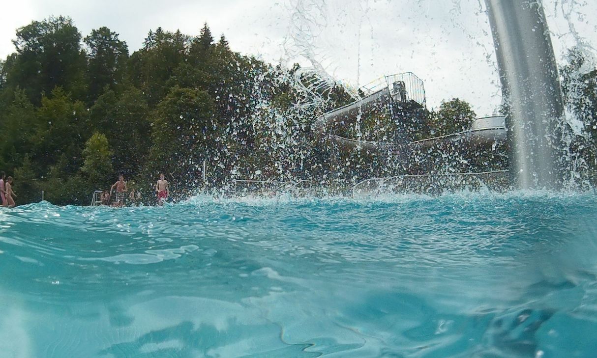 Ein Sprung ins kühle Nass kann gegen Überhitzung schützen. Aber auch in See oder Freibad sollte man sich gegen direkte Sonneneinstrahlung schützen.