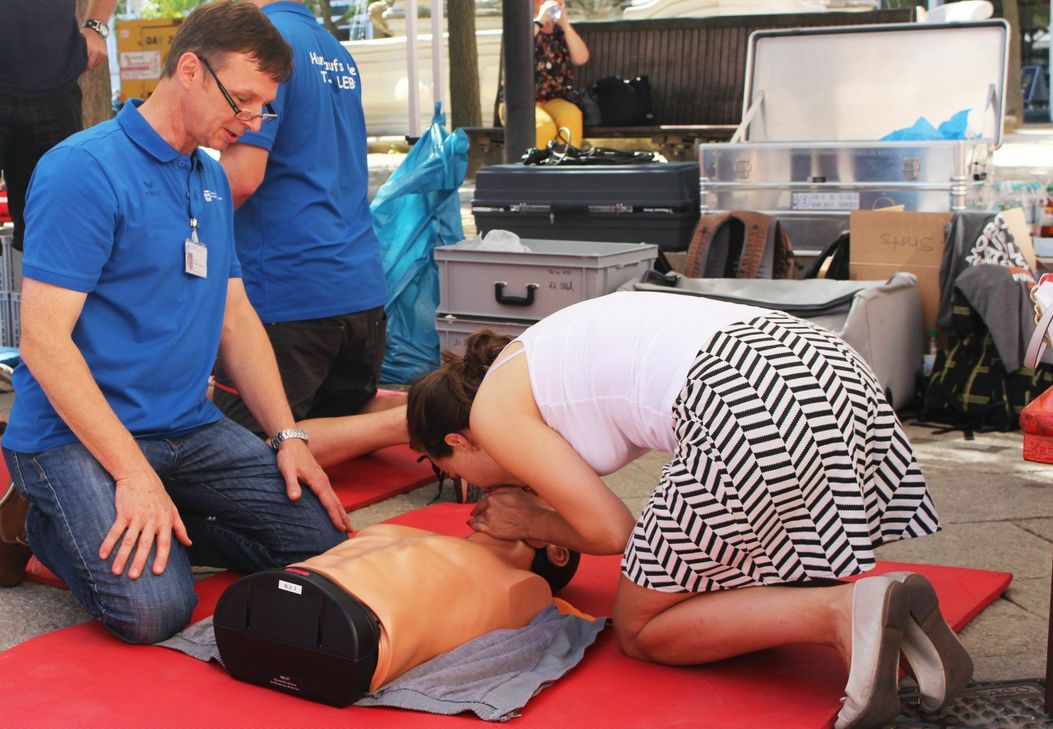 Oberarzt Dr. Robert Kremers vom Brüderkrankenhaus erklärt Vyara Minkova, worauf sie bei Wiederbelebungsmaßnahmen achten sollte. Foto: Brüderkrankenhaus