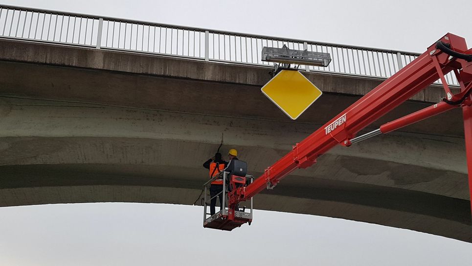 Durch entsprechendes Gerät vom Wasserstraßen- und Schifffahrtsamt Trier konnte der Bogen direkt vor Ort vom Wasser aus begutachtet werden. Foto: FF