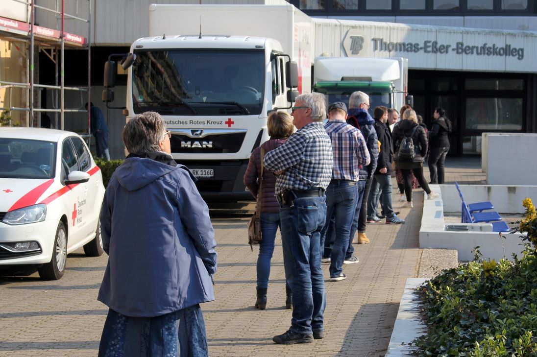 Auf dem Schulhof des Thomas-Eßer-Berufskollegs in Euskirchen warteten die potenziellen Blutspender geduldig und mit gebührendem Abstand. Foto: Thomas Schmitz/pp/Agentur ProfiPress