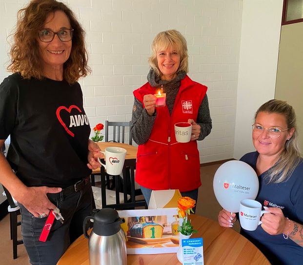 Zum ersten Café Lichtblick- Geburtstag werden die Kooperationspartner AWO, Caritas, Diakonie und Malteser dann echte Torte kredenzen. Vlnr.: Elisa Frauenkron, Annette Schäfer und Nina Pönsgen freuen sich darauf, nächste Woche wieder Gastgeber zu sein.
