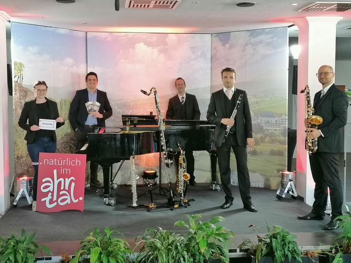 V. l.: Michelle Schabo und Jan Ritter von der Ahrtal und Bad Neuenahr-Ahrweiler Marketing GmbH haben gemeinsam mit Itai Sobol, Johann-Peter Taferner und Kristóf Dömötör vom Bad Neuenahrer "QuAHRtett" die Online-Variante der Konzerte im Park organisiert. Foto: Markus Werner