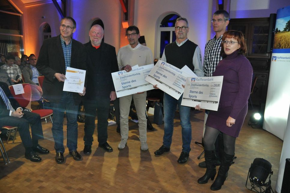 Anerkennungspreise gab es für den TV Cochem, den SV Kaifenheim und den SV Blankenrath. Überreicht wurden die Preise vom Sportkreisvorsitzenden Edwin Scheid (2. v. l.).
