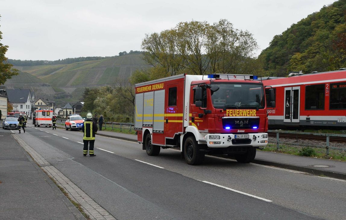 Während der Rettungsmaßnahmen sperrten Einsatzkräfte die neben den Gleisen verlaufende B267. Foto: Scholl