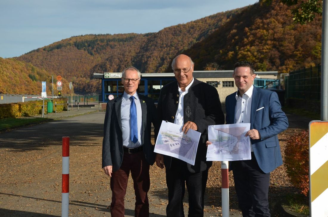 Freuen sich auf ein neues gastronomisches Highlight am Rursee (v.l.): Bürgermeister Karl-Heinz Hermanns, Investor Michael Werrens und Rurbergs Ortsvorsteher Sander Lutterbach. Foto: T. Förster