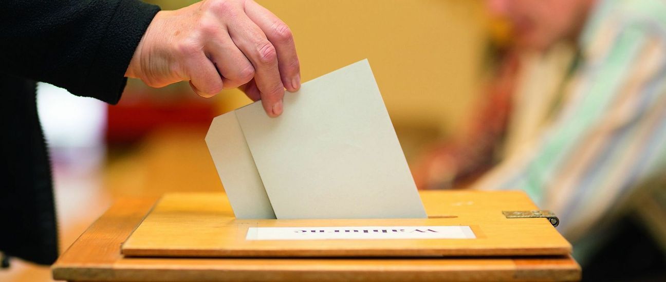 Ob per Stimmzettel-Einwurf in die Wahlurne oder per Briefwahl. Am 13. September wählen die Menschen in Nordrhein-Westfalen Bürgermeister und Stadt- bzw. Gemeinderäte. Foto: Archivfoto