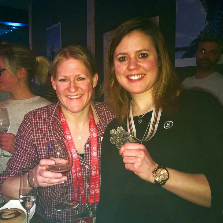 Der Bitte kommen wir gerne nach: Heike Lippertz feierte mit Viktoria Rebensburg ihre Silbermedaille im Riesenslalom feiern. "Mit diesem Foto wollten wir den Wochenspiegel grüßen", schreibt sie.