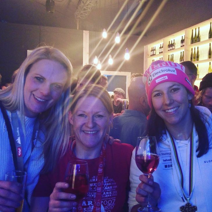 Letzte Woche feierte sie mit Wendy Holdener (rechts) ihre Kombi-Goldmedaille. Links im Bild sieht man "meine alte Bekannte", die ehemalige Rennläuferin Nicole Hosp.