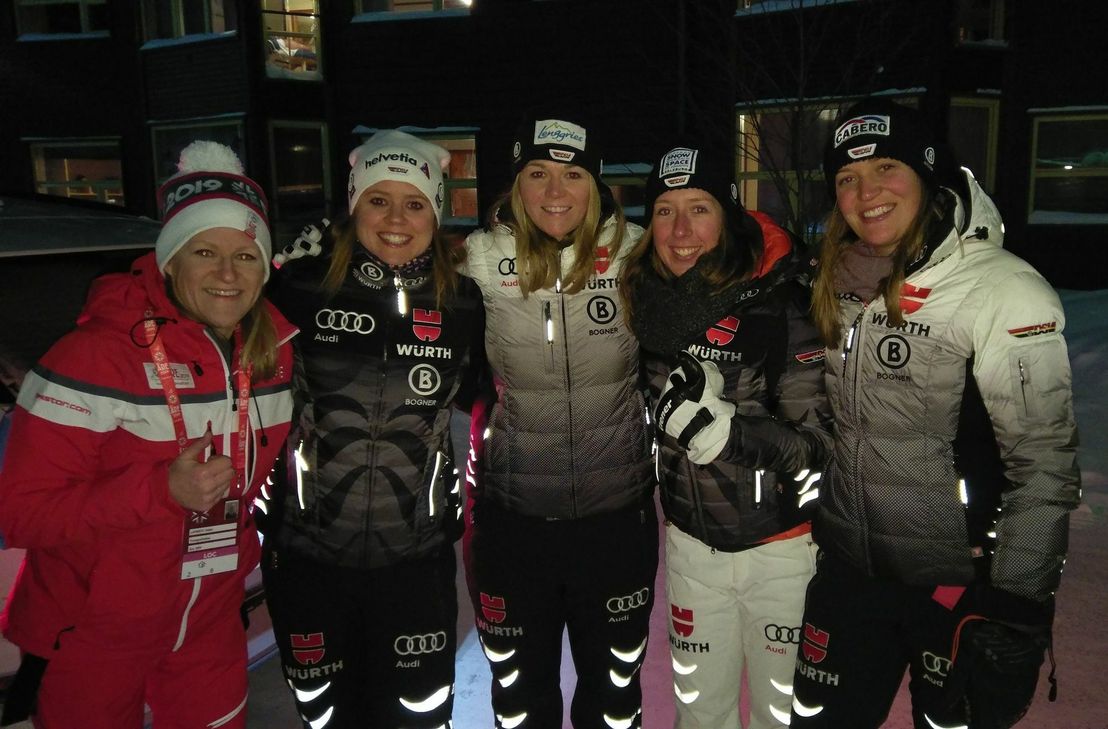 Heike Lippertz (li.): "Ankunft der deutschen Abfahrtmädels" ...